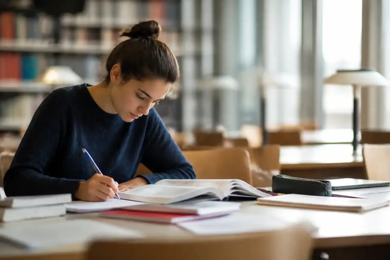 Un bureau de travail classique et ordonné, propice à l'étude intellectuelle intense